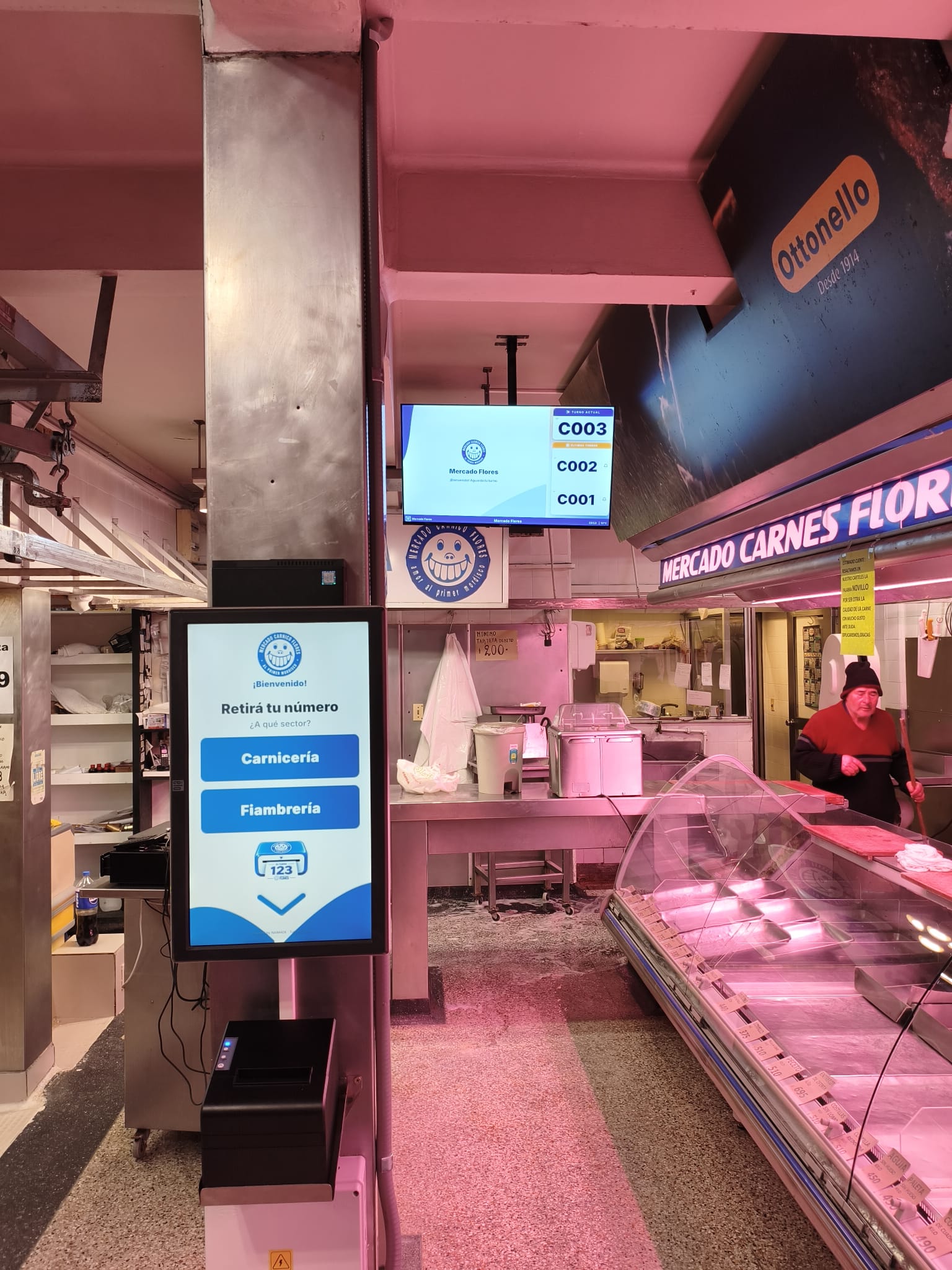 Tótem y pantalla de Turnero Cloud instalados en un mercado de carnes