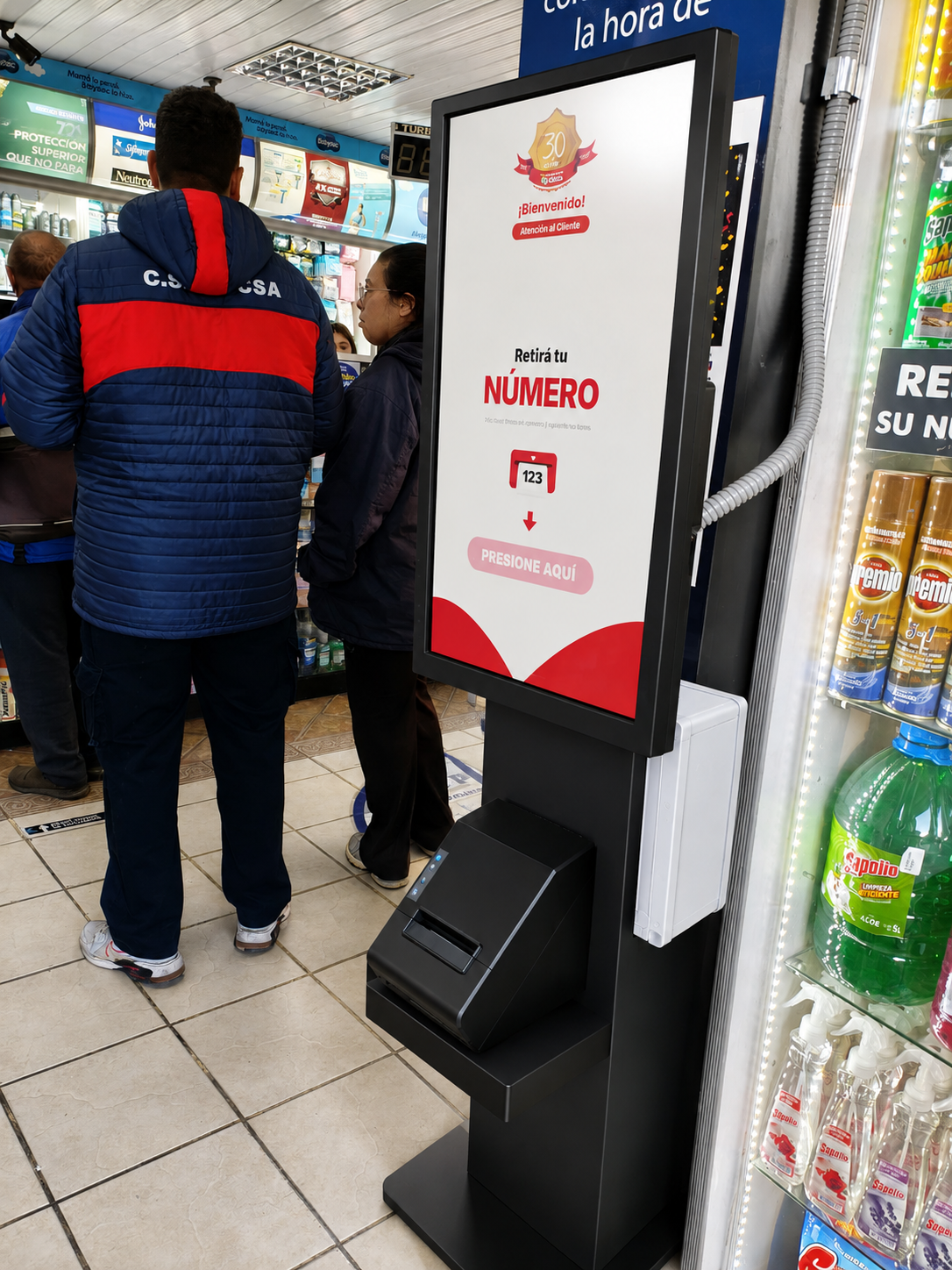 Tótem de Turnero Cloud con impresora de tickets en una perfumería